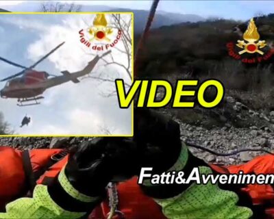 Novara di Sicilia (ME). Motociclista cade in un burrone: il video dello spettacolare salvataggio dei vigili del fuoco