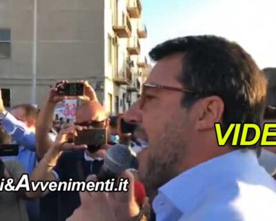 Salvini a Messina tra applausi e migranti che lo contestano: “La Sicilia ha bisogno di turisti paganti, non pagati”