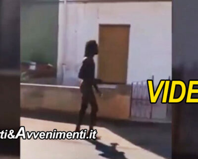 Siracusa. Migrante gira nudo in strada e i residenti si recano alla baraccopoli: “dovete andarvene” (VIDEO)