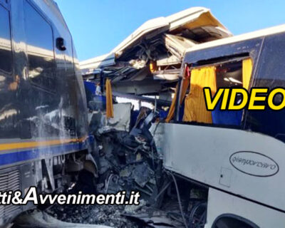 Vittoria (RG). Treno travolge un bus rimasto bloccato tra  le sbarre del passaggio a livello – VIDEO