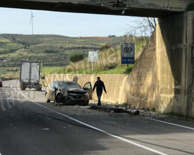 Fondovalle SS624. Autogru contro un ponte al bivio per S.Margherita: auto presa in pieno, feriti occupanti