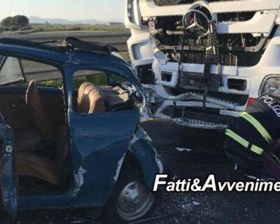 Scontro mortale sulla Catania-Siracusa, un’autocistena travolge un’auto:  perde la vita una donna