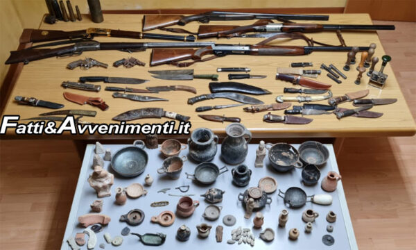 Sciacca (Ag). Beccato con fucili, pistole pugnali e reperti archeologici in casa: arrestato collezionista