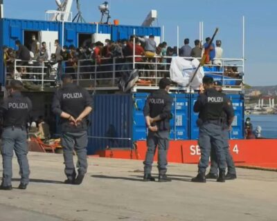 Pozzallo. Sea Eye accusa: contro noi frasi razziste durante sbarco, tamponi fatti male e lasciati 2 giorni in mare