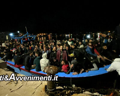 Lampedusa, continua l’invasione: 519 migranti sbarcati nelle ultime ore, 325 in un solo barcone