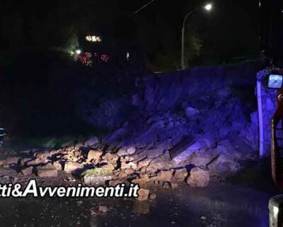 Sciacca. Crollo in Via Ghezzi, muro frana su auto in transito: rischiata la tragedia