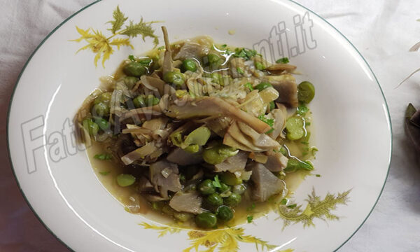 La “frittedda“ in agrodolce, piatto povero  della tradizione siciliana a base di fave, piselli e carciofi