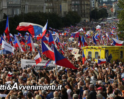 Repubblica Ceca. In 70 mila in piazza protestano contro il governo, la Nato e le sanzioni a Mosca
