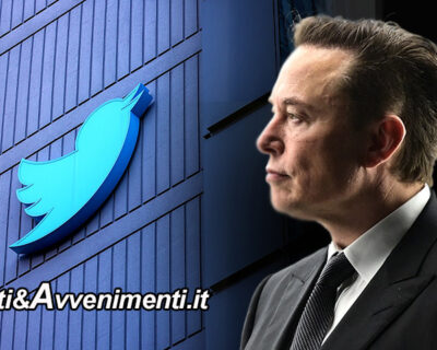 Musk prende il controllo di Twitter e licenzia i vertici, poi posta: “L’uccellino è libero”