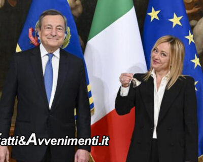 Nuovo governo: passaggio della “campanella” tra il presidente uscente Draghi e la neo premier Meloni