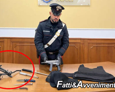 Due ragazzi in scooter con una mitragliatrice fuggono ai carabinieri, fermati puntano l’arma e parte un colpo: arrestati