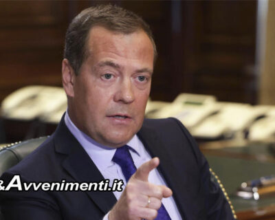 Medvedev: “Dopo l’attacco dei droni sul Cremlino, Russia non ha altra scelta che eliminare Zelensky”