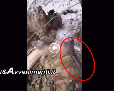 Crimini di guerra. Soldati ucraini uccidono soldati russi arresi a terra. Mosca: “I nazisti sparano ai prigionieri” – Video