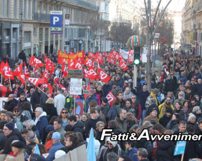 Francia, ancora proteste per riforma pensioni. Jean-Luc Mélenchon: “Macron non si rende conto, dal 7 marzo blocchiamo tutto”