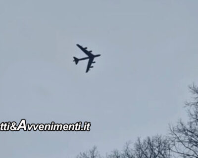 Bombardieri B-52 Usa si avvicinano al confine di Kaliningrad: caccia russi lo intercettano e lo costringono a tornare indietro