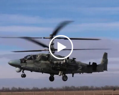 Elicottero d’attacco russo Ka-52 lancia missili e distrugge posto di comando e veicoli blindati ucraini VIDEO