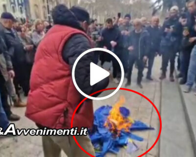Proteste in Georgia, ma ora sono anti-occidentali: “Legge agenti stranieri passi da referendum”, bruciata bandiera UE