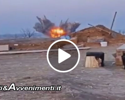 Il drammatico video dal fronte: soldati ucraini tentanto di abbattere missili russi con i fucili, senza riuscirci