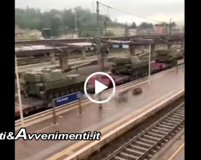 Obici semoventi M109L alla stazione di Udine: vanno verso l’Ucraina come aiuti militari italiani