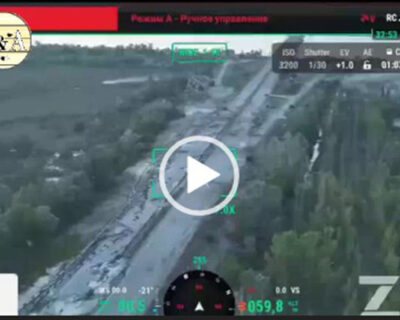 Il blindato russo corre tra le macerie e spara a raffica, poi salva i soldati feriti: Il video spettacolare