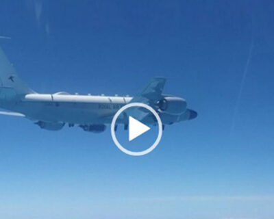 Due caccia russi intercettano tre aerei inglesi in volo sul Mar Nero e li costringono a virare