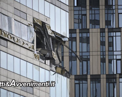 Attacco di Kiev con 3 droni su Mosca: tutti abbattuti, i detriti hanno rotto i vetri al 4° piano di un palazzo