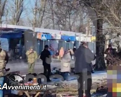 Kiev bombarda un mercato nel Donetsk con civili che facevano la spesa: almeno 18 i morti e 13 i feriti