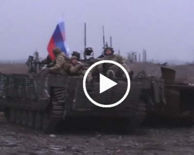 Avdiivka, dopo la ritirata dei soldati di Kev i tank russi prendono il controllo della città ucraina 