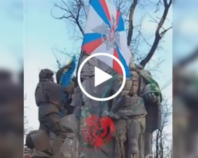 Ucraina. Ad Avdiivka i soldati russi appongono la bandiera sul monumento ai caduti dei soldati sovietici uccisi nel ’43